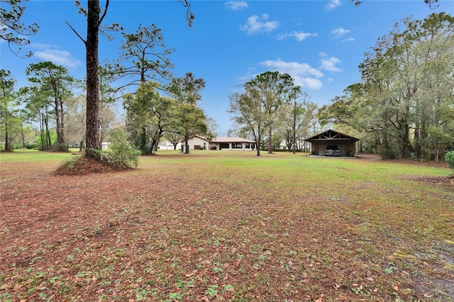 view of yard featuring an outbuilding