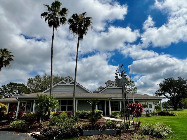 view of front of property featuring a front lawn