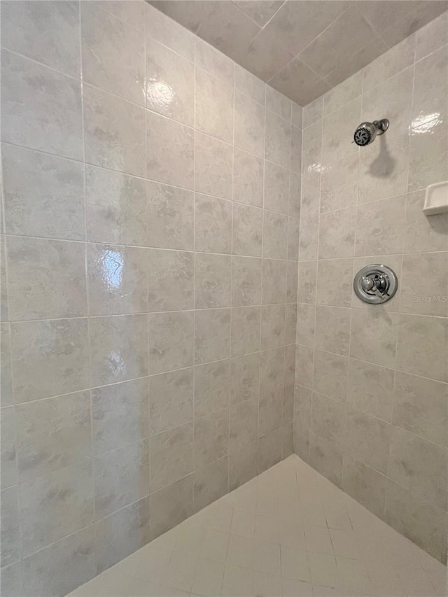 bathroom featuring tiled shower