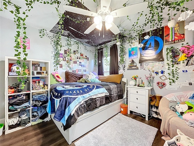 bedroom featuring wood finished floors and a ceiling fan