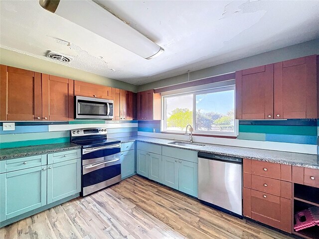 105 Old Connersville Rd, Bartow, FL 33830 - kitchen with appliances with stainless steel finishes, a sink, and light wood-style flooring