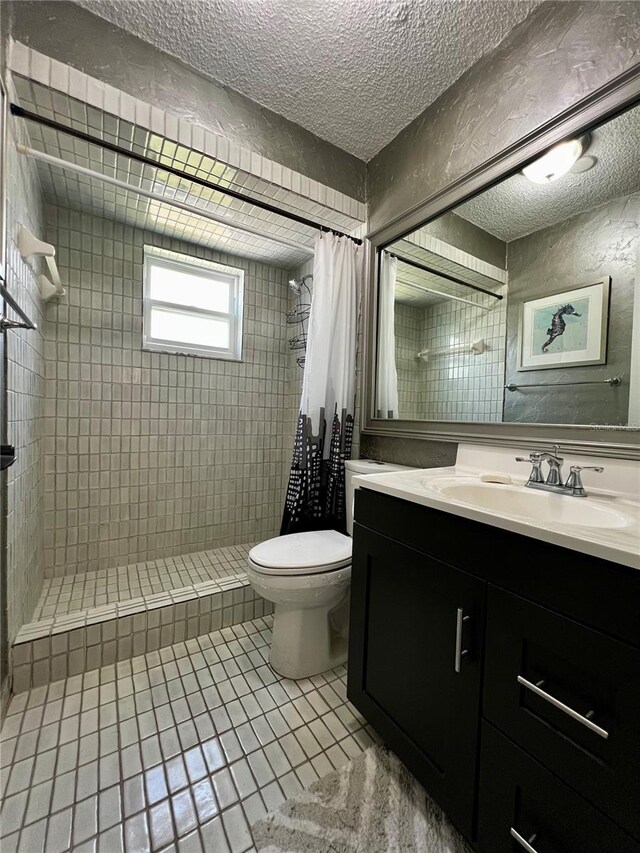 3804 Perugia Ave, Sebring, FL 33872 - full bath featuring tile patterned flooring, a tile shower, toilet, a textured ceiling, and vanity