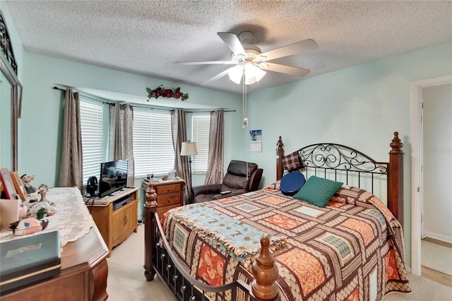 3154 Prairie Dunes Cir W, Lakeland, FL 33810 - bedroom featuring a textured ceiling and a ceiling fan