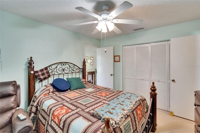 3154 Prairie Dunes Cir W, Lakeland, FL 33810 - bedroom featuring a closet, a textured ceiling, ceiling fan, and light colored carpet