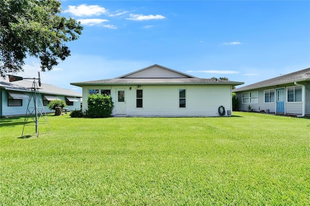 3154 Prairie Dunes Cir W, Lakeland, FL 33810 - rear view of house with a lawn