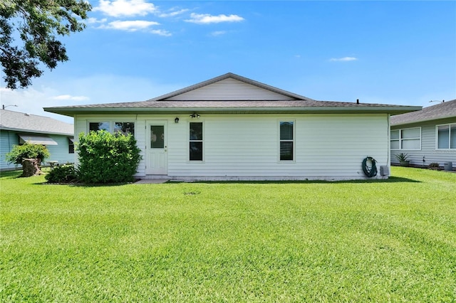 3154 Prairie Dunes Cir W, Lakeland, FL 33810 - back of house featuring a lawn