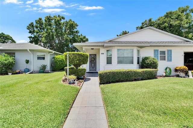 3154 Prairie Dunes Cir W, Lakeland, FL 33810 - view of front facade with a front yard