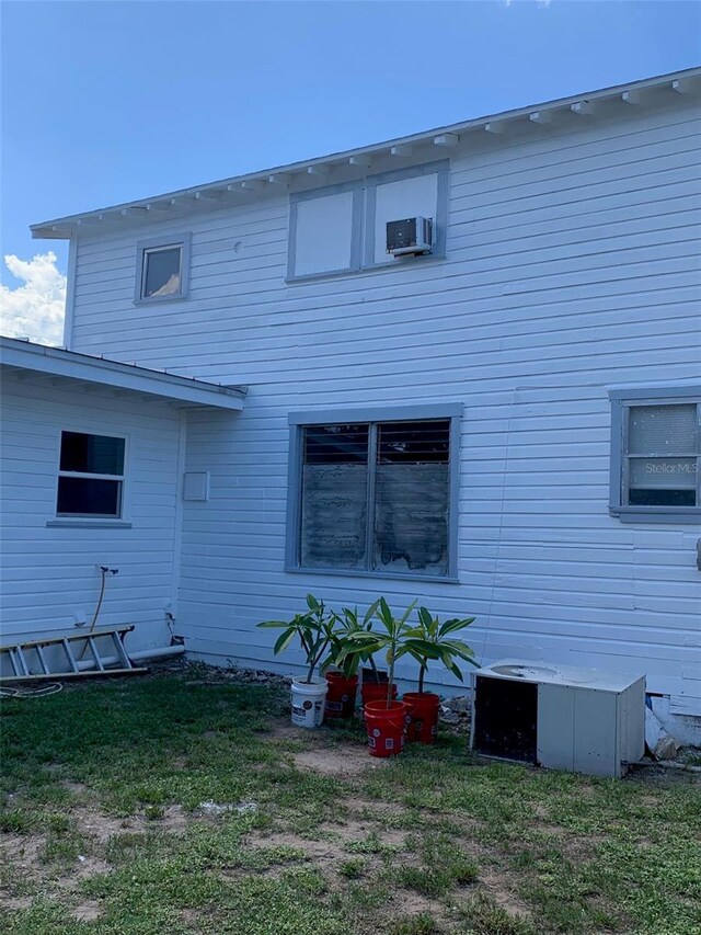 402 S Franklin St, Sebring, FL 33870 - back of property featuring a lawn and cooling unit