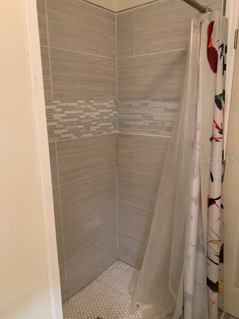 402 S Franklin St, Sebring, FL 33870 - bathroom with tiled shower