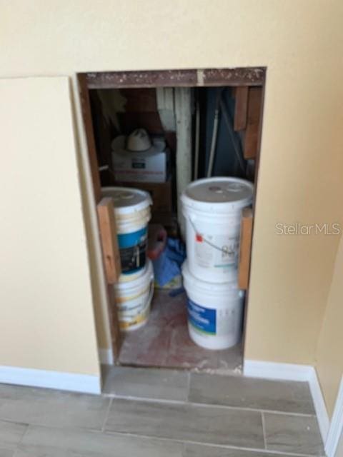 402 S Franklin St, Sebring, FL 33870 - detailed view of baseboards