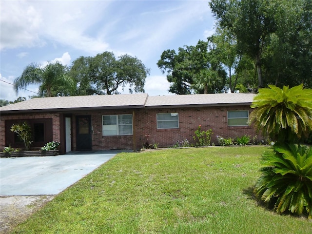 112 Bishop St, Auburndale, FL 33823 - ranch-style house with brick siding and a front yard