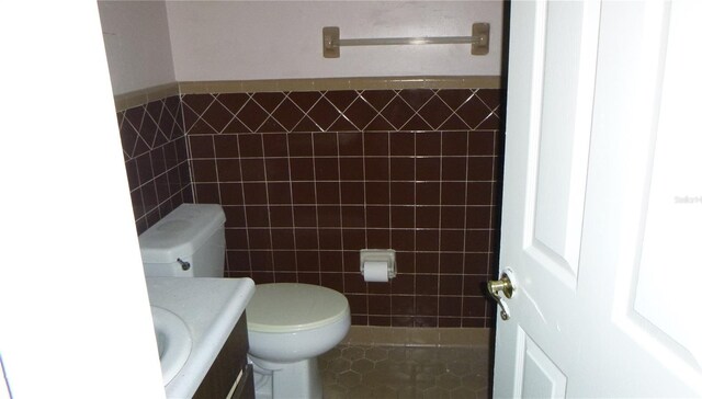 112 Bishop St, Auburndale, FL 33823 - half bathroom featuring tile walls and vanity