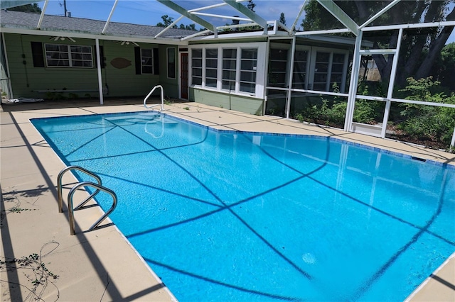 733 Oleander Dr SE, Winter Haven, FL 33880 - outdoor pool with a lanai and a patio area