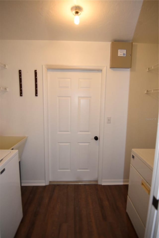 1922 N Torrington Rd N, Avon Park, FL 33825 - laundry room featuring washer / clothes dryer and dark wood-type flooring