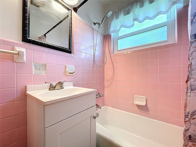 1711 Estes Rd, Bartow, FL 33830 - bathroom with shower / tub combo, vanity, and tile walls