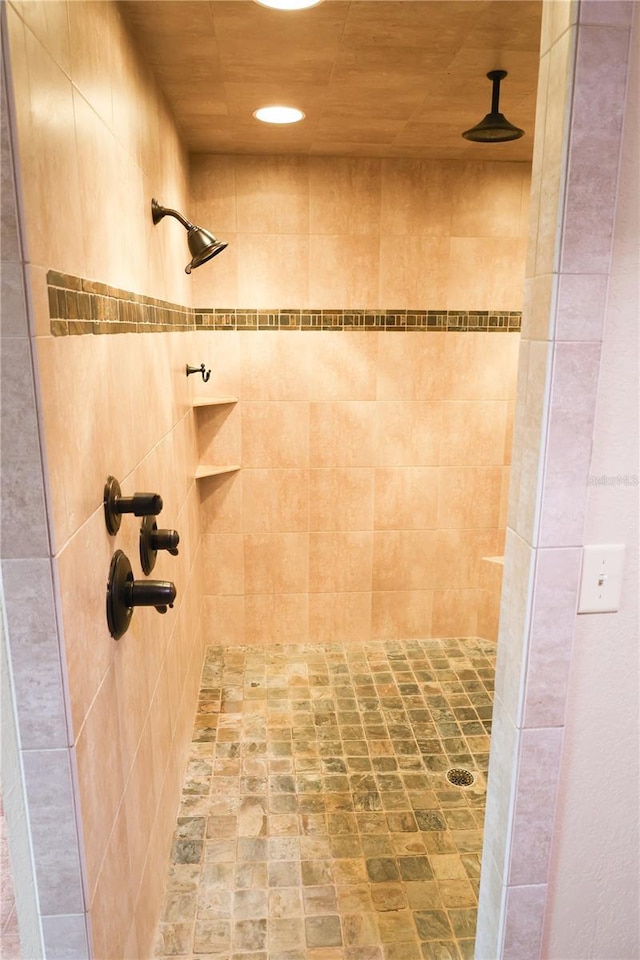 111 Deen Blvd, Auburndale, FL 33823 - bathroom featuring tiled shower
