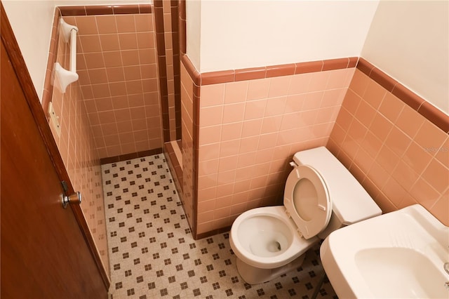 111 Deen Blvd, Auburndale, FL 33823 - full bathroom with tile walls, wainscoting, and tiled shower