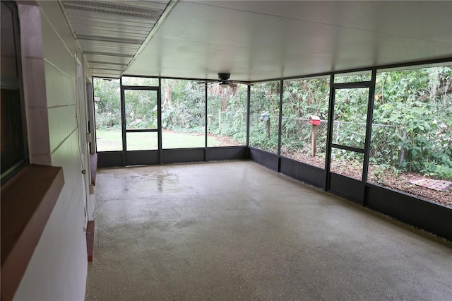 111 Deen Blvd, Auburndale, FL 33823 - unfurnished sunroom featuring a ceiling fan