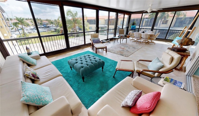 sunroom with ceiling fan