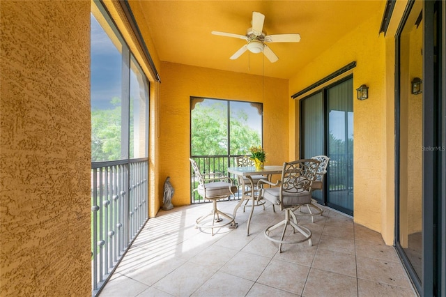 sunroom with ceiling fan