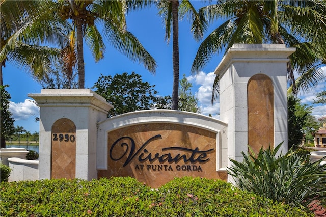 community / neighborhood sign featuring a water view