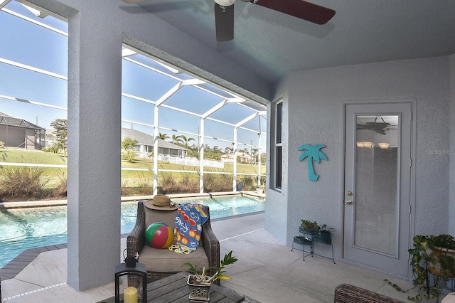 sunroom with ceiling fan