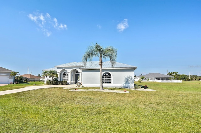 view of front facade featuring a front lawn