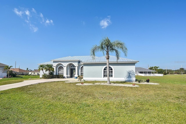 view of front of house featuring a front lawn