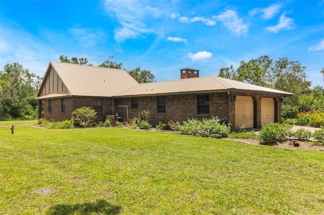 single story home featuring a front lawn