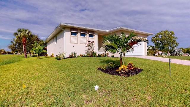 view of front of property featuring a front yard and a garage