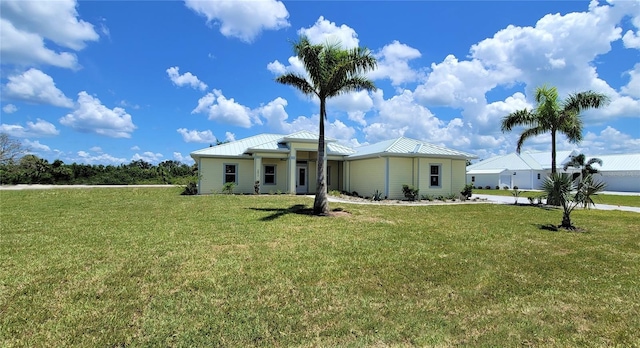 view of front of house featuring a front lawn