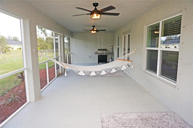 sunroom with ceiling fan