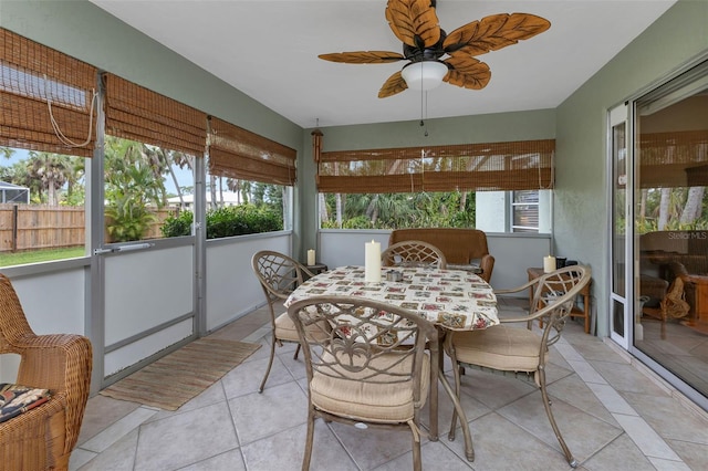 sunroom with ceiling fan