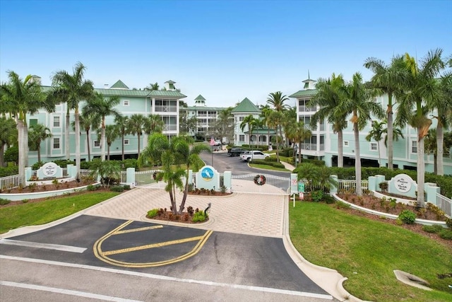 view of property's community featuring a lawn