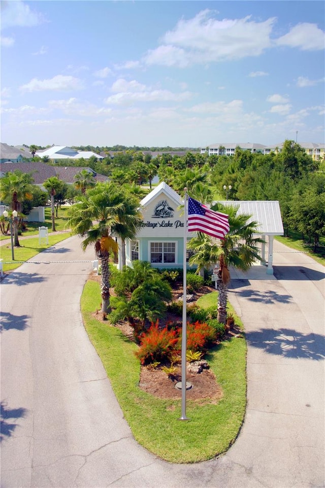 view of front of house with driveway