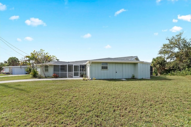 view of front of property featuring a front lawn