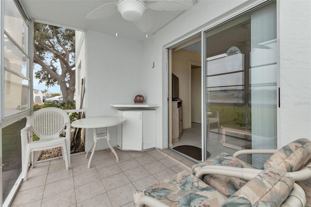 sunroom with ceiling fan