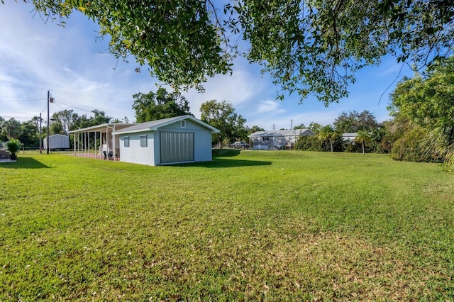 view of yard featuring an outbuilding