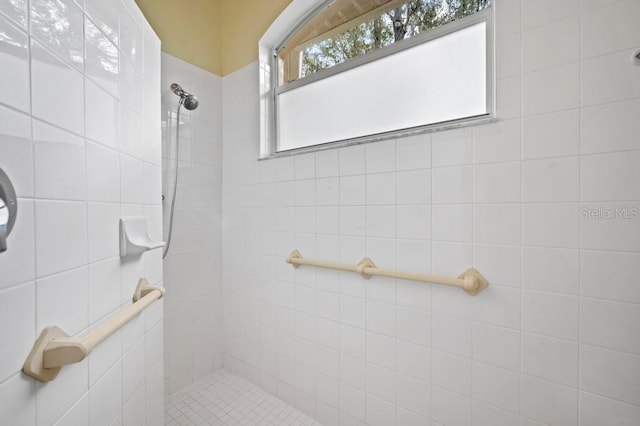 bathroom featuring tiled shower