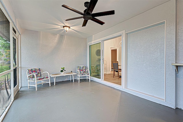 sunroom with ceiling fan