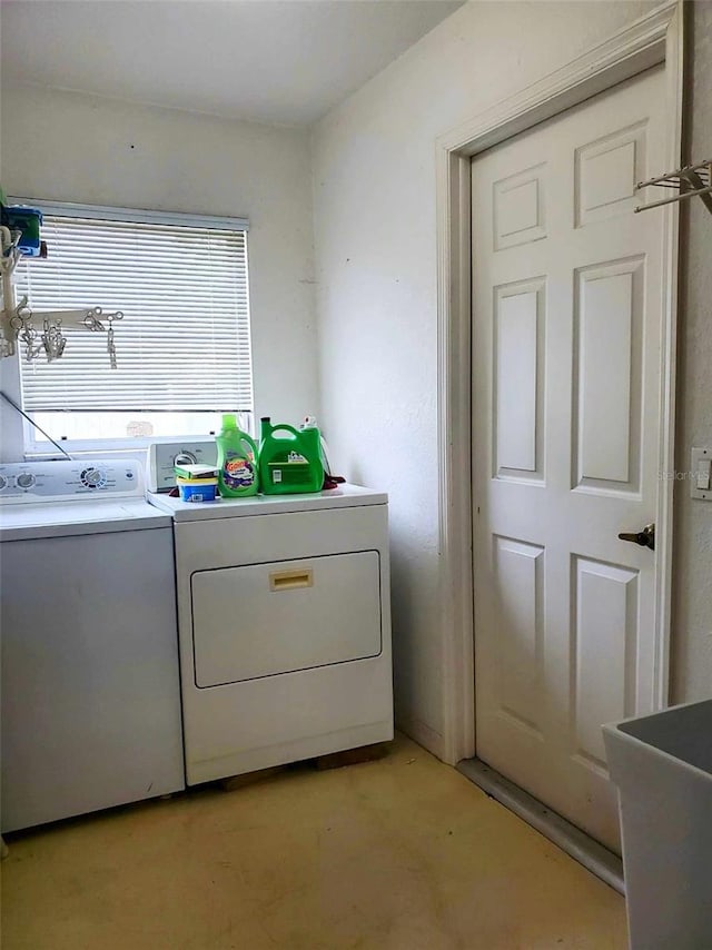 washroom featuring washing machine and clothes dryer