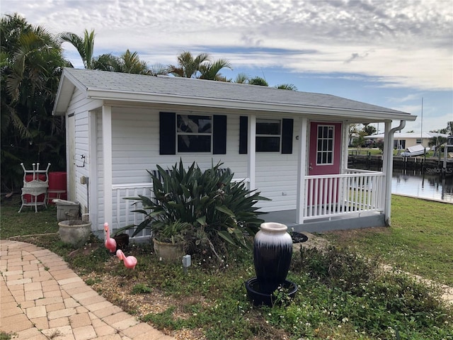 view of front of property featuring a front yard