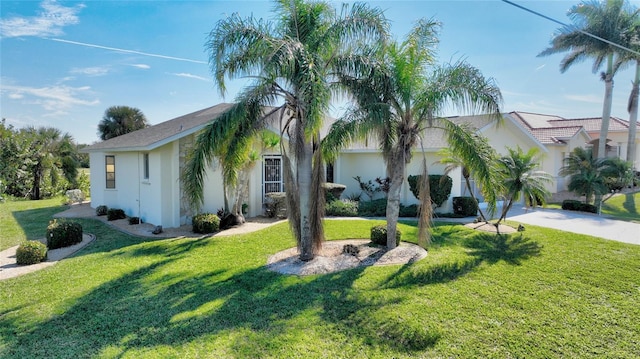 view of front of property featuring a front lawn