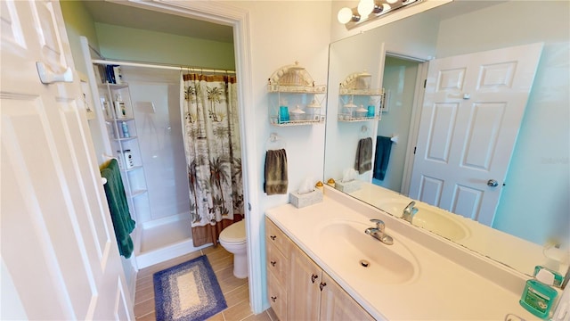 full bathroom featuring shower / bath combo with shower curtain, toilet, vanity, and tile flooring