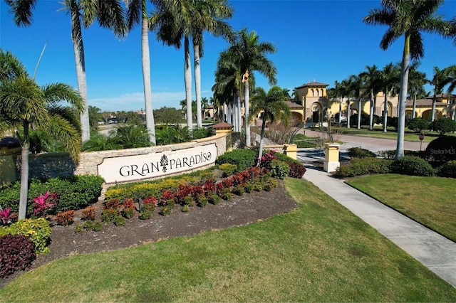 community sign with a lawn