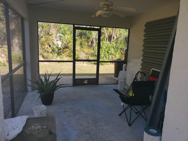 sunroom with ceiling fan