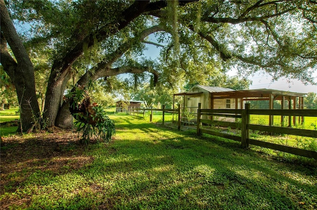 view of yard featuring an outdoor structure