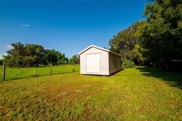 view of yard featuring a storage shed