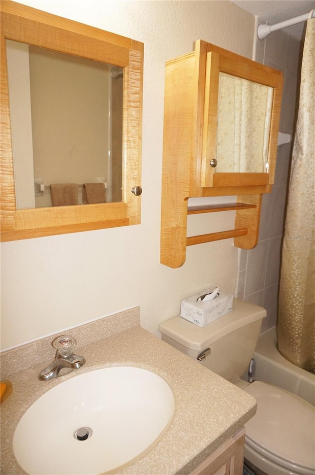 full bathroom featuring shower / tub combo, vanity, and toilet