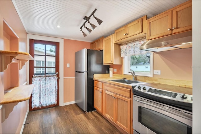 kitchen featuring sink, wooden ceiling, stainless steel appliances, dark hardwood / wood-style floors, and ornamental molding